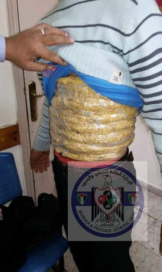 صور لعمليات تهريب الدخان والمعسل على معبر الكرامة بفلسطين، نشرتها هيئة المعابر والحدود اليوم